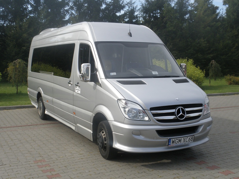 srebrny mercedes Sprinter 518, rocznik 2011 z floty Kaprys Bus MB Sprinter 518, rok 2011