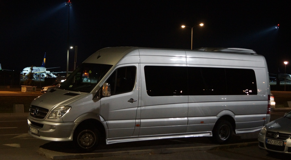 nocny dowóz 20 osób do portu lotniczego w Modlinie